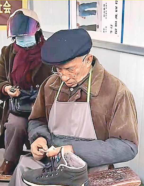 王建榮為居民修鞋。