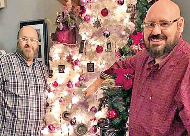 同性伴侶與聖誕樹合照。