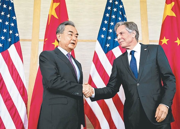 王毅（左）向布林肯（右）指不能夠以「切香腸」方式不斷挑戰中國的紅線。