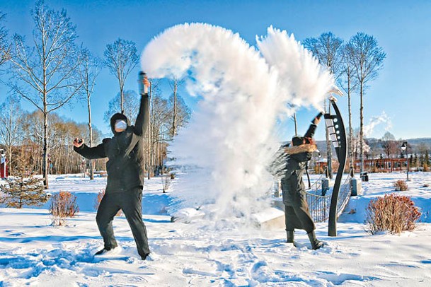 在黑龍江，民眾外出玩雪。