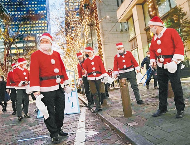 東京：東京清潔工人穿上聖誕老人服裝。（Getty Images圖片）