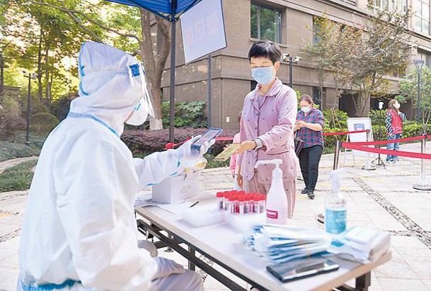 杭州市一個小區發起自籌自治式核酸採樣檢測。（中新社）