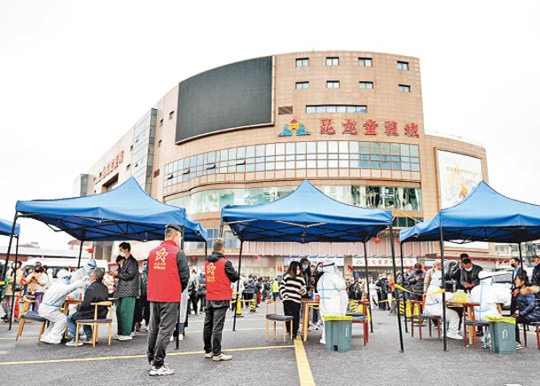 杭州市四季青服裝市場周邊展開人群核酸檢測。（中新社圖片）