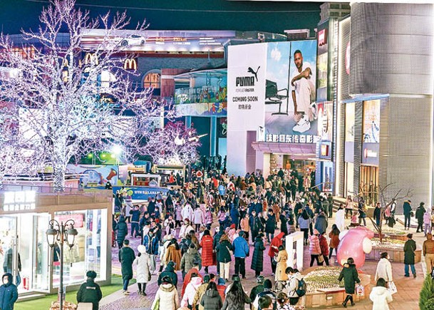 市民在平安夜到北京市藍色港灣商業區購物消費。（中新社圖片）