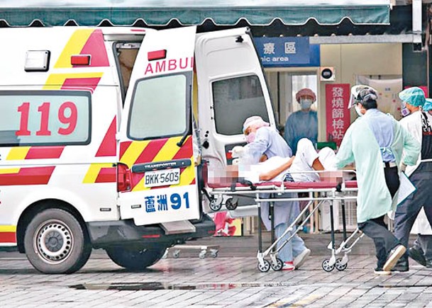 台灣救護人員急救病患。（中時電子報圖片）