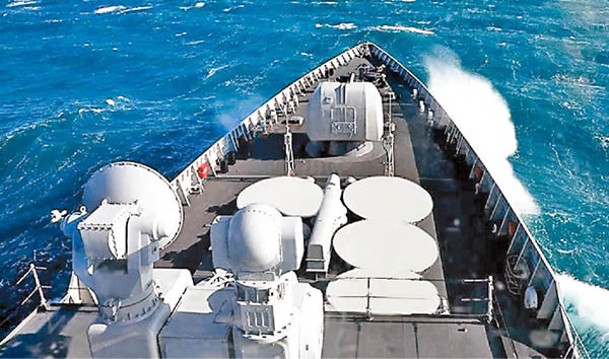解放軍東部戰區作戰艦艇向目標海域高速前進。