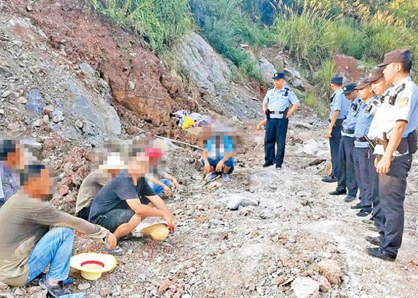 民警在採石場拘捕犯罪嫌疑人。