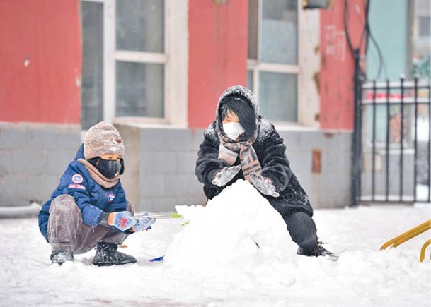 吉林省長春市迎來降雪，市民在戶外堆雪人。（中新社圖片）
