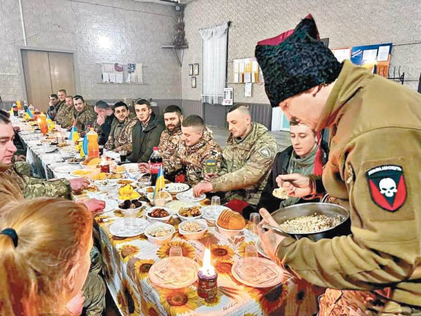 烏克蘭士兵在前線慶祝聖誕節。