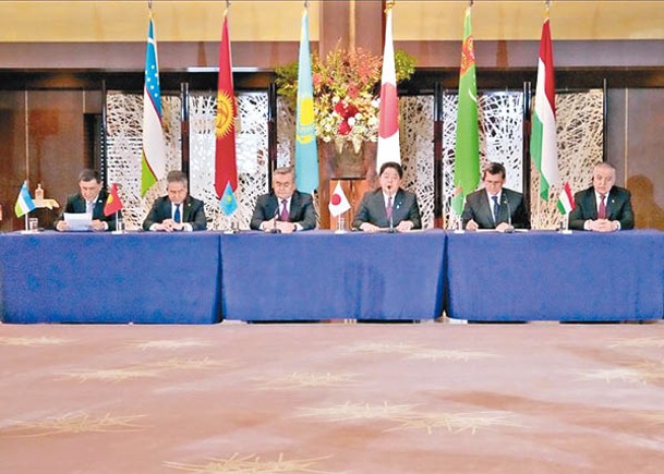 林芳正（右三）與中亞5國外交部長舉行會議。