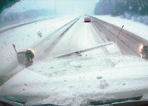 俄亥俄州天氣惡劣，公路兩旁留有大量積雪。
