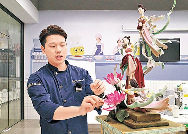 蘇鼎凱將中國敦煌壁畫融入西式翻糖蛋糕。（中新社圖片）