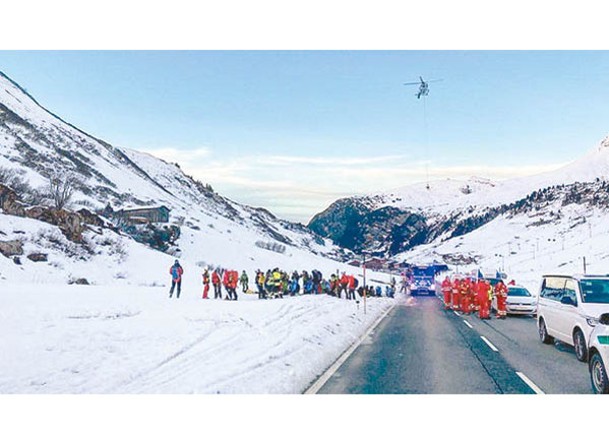 奧地利滑雪場雪崩  10人獲救