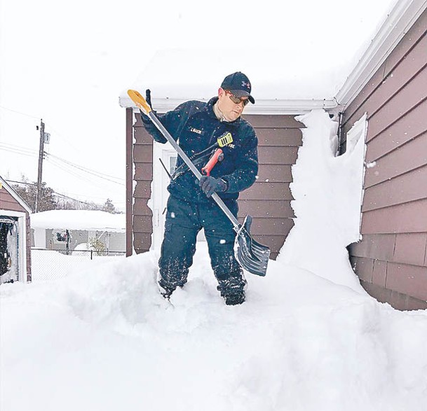 救援人員幫忙清除積雪。