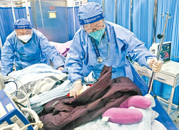 北京市新冠感染患者不斷增加，醫療系統承受巨大壓力。