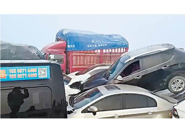 河南鄭州市大橋多架車輛相撞。