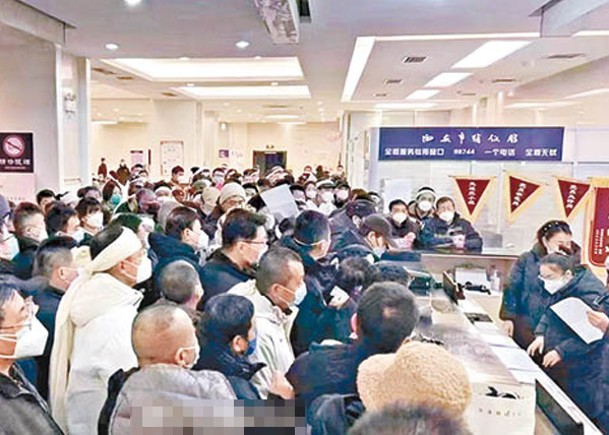 西安：西安市殯儀館辦公大堂擠滿披麻戴孝的市民。