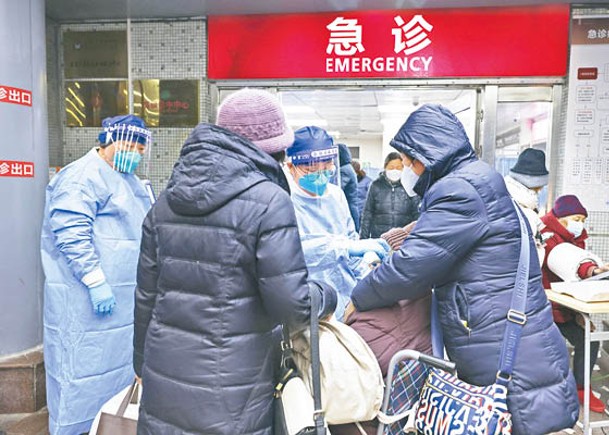 上海市同濟醫院醫護人員為患者進行急診預檢。（中新社圖片）