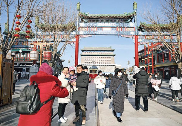 北京市民在元旦日外出。（中新社圖片）