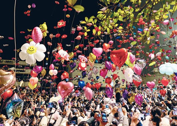 武漢民眾放氫氣球跨年