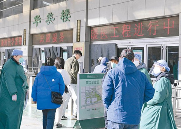 濟南市規定進入醫院不再查驗核酸檢測結果。（中新社圖片）