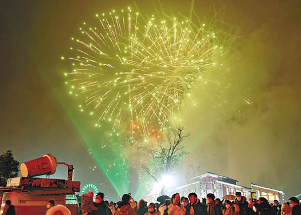 貴州省貴陽市一個旅遊度假區舉行煙花光影表演。（中新社圖片）