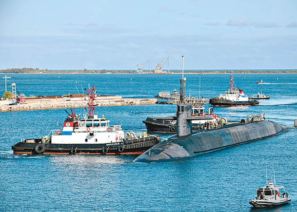 美國戰略核潛艇內華達號到訪關島海軍基地。
