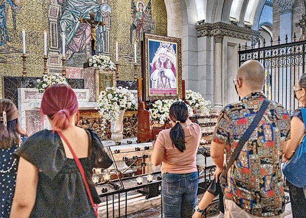 菲律賓教徒悼念已故榮休教宗本篤十六世。（Getty Images圖片）