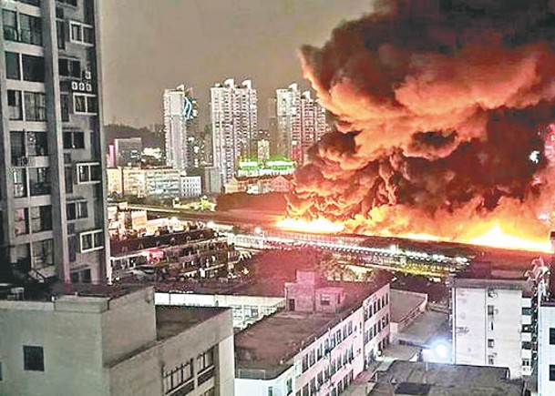 泉州運油車起火  引燃高架橋下建築