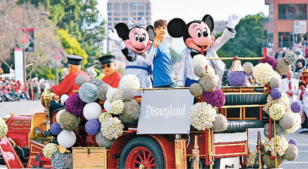 部分花車以宣傳景點為主題。（中新社圖片）