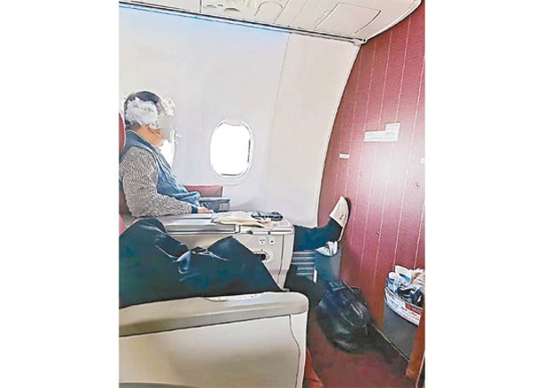 一名頭等艙乘客，近日被拍到在機艙內吸煙。