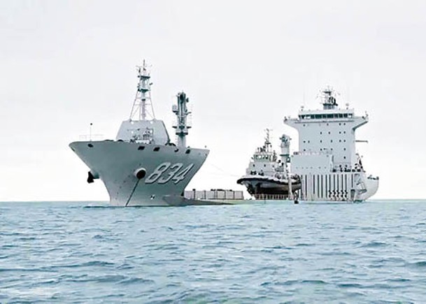 解放軍半潛運輸艦飲馬湖號展開演練。