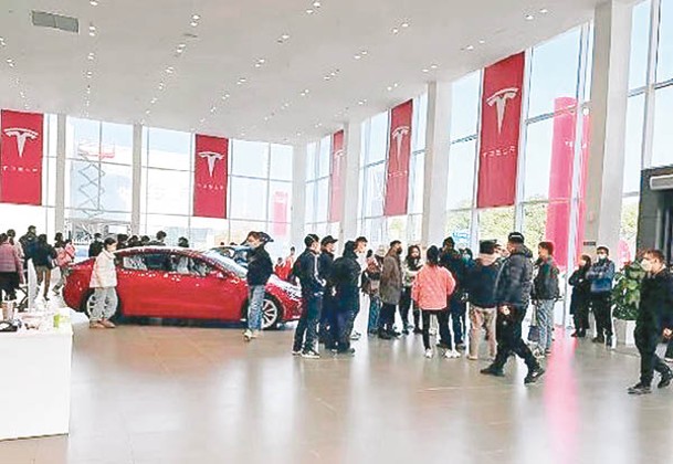 車主在合肥市的Tesla門店表達訴求。
