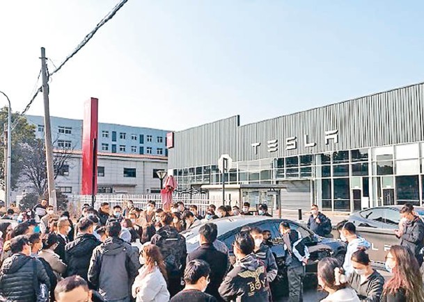車主到Tesla設在上海市的門店示威。