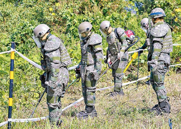 南韓士兵在非軍事區附近探測地雷。（Getty Images圖片）