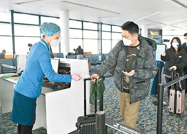 內地多個國際機場有不少旅客登機出境。（中新社圖片）
