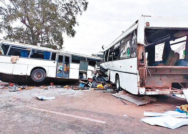 出事兩架巴士車身損毀嚴重。