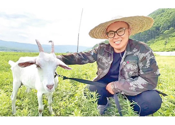 吳齊峰一手打理農田。