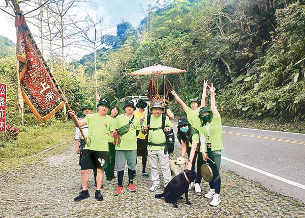 兩犬隨信眾一同下山。