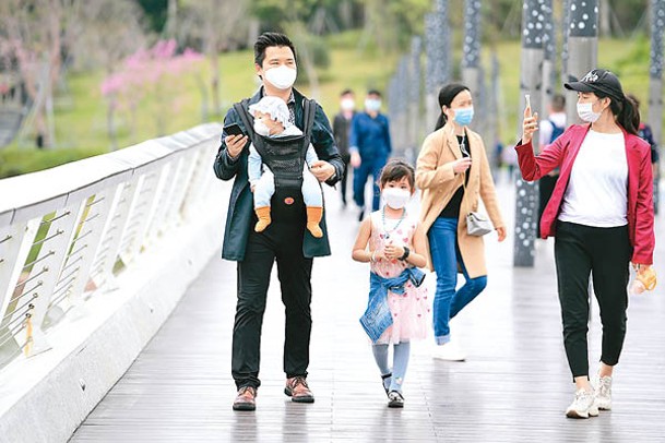 內地人口老化問題嚴重；圖為深圳市居民在公園散步。（中新社圖片）