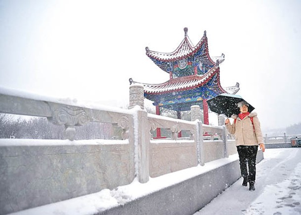 吉林市民在雪中出行。（中新社圖片）