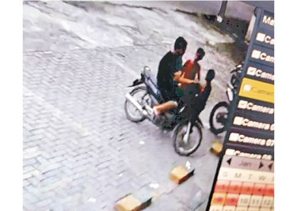 兩人被影到用電單車載走男童。