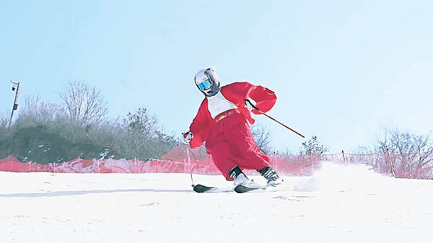 高男滑雪動作非常順暢。