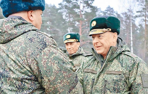 俄陸軍總司令薩柳科夫（右）工作訪問白羅斯。