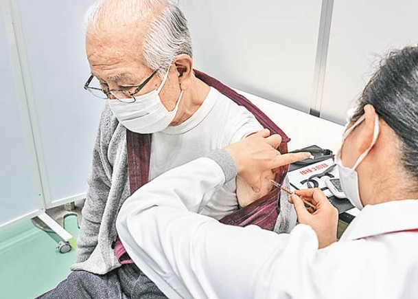 日本一名長者接種輝瑞疫苗。