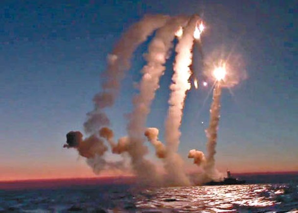 俄羅斯軍艦在黑海向烏克蘭發射熾熱巡航導彈。