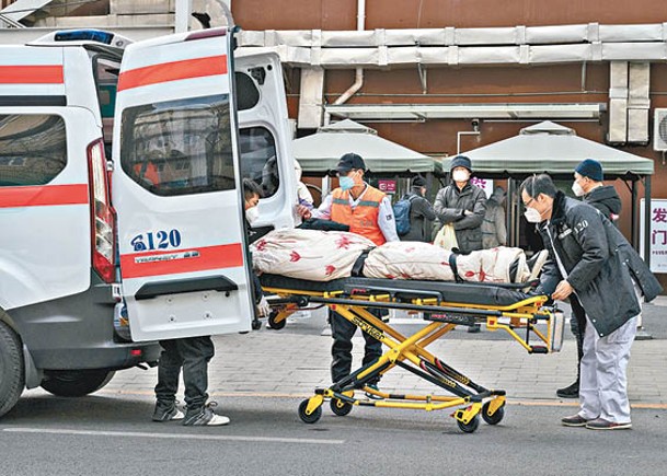 北京確診者由救護車送院。（Getty Images圖片）