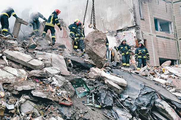 救援人員在瓦礫堆中搜救。