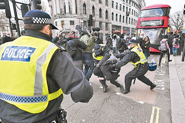 英國警員與示威者衝突。
