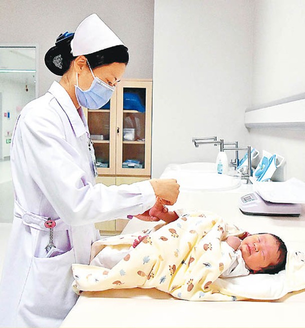 中國出生率持續下跌。圖為福建省婦產醫院全面開診。（中新社圖片）